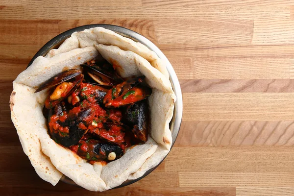 Pizza con mejillones en la mesa restaurante pizza tradicional con hoja de albahaca —  Fotos de Stock