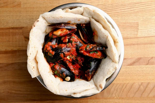 Pizza con mejillones en la mesa restaurante pizza tradicional con hoja de albahaca —  Fotos de Stock