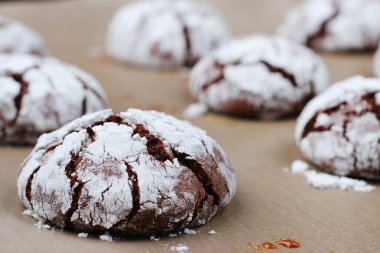 Çatlaklı çikolatalı kurabiyeler. Tatlı konsepti. Tatil ve Noel için kurabiyeler