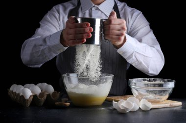 Kase içinde un elemek. Adam tatlı pişirme konsepti