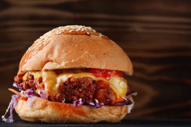 ahşap arka planda peynir ile taze lezzetli Dana Burger