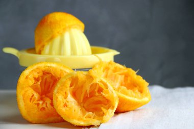 Taze sıkılmış turuncu ahşap ve tekstil