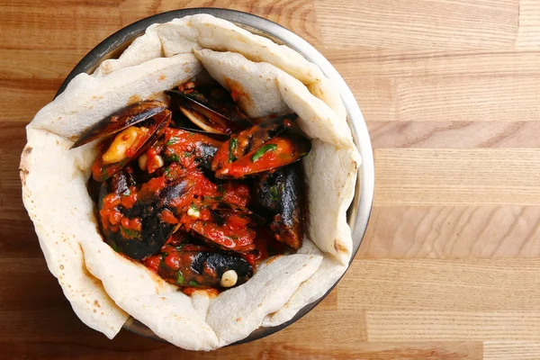 Pizza con mejillones en la mesa restaurante pizza tradicional con hoja de albahaca —  Fotos de Stock