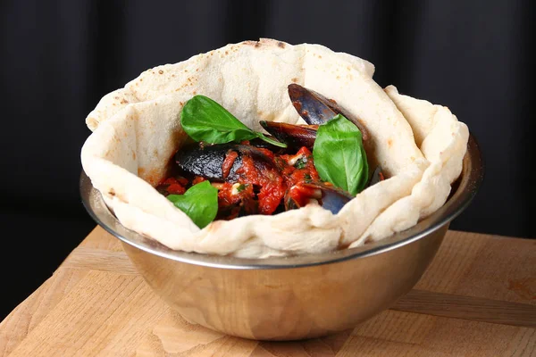 Pizza con mejillones en la mesa restaurante pizza tradicional con hoja de albahaca —  Fotos de Stock