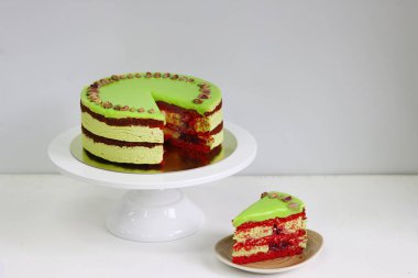 Fıstıklı ahududu pastası. Kırmızı kadife kek. Dilimlenmiş tatlı, yakından.