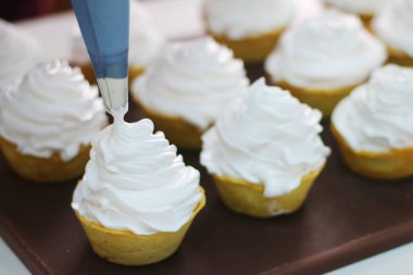 Limonlu tart yapıyorum. Şekerci limonlu turtayı yakın plan yapar.