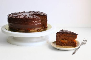 Kayısı reçelli Avusturya usulü çikolatalı tatlı vaizi. Açık renkli sırtlı çikolatalı tatlı. dilimlenmiş pasta konsepti