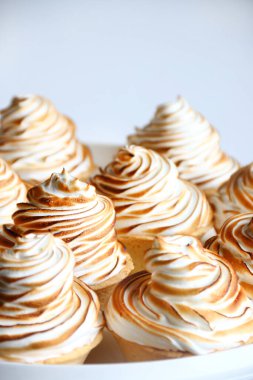 limon kremalı tart beyaz arkaplanda yakın plan.
