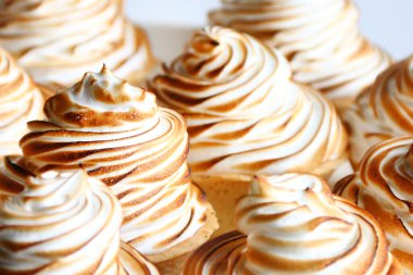 limon kremalı tart beyaz arkaplanda yakın plan.