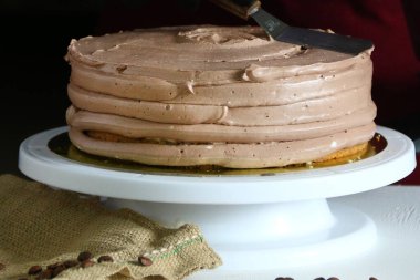 Çikolatalı pasta süreci. Erimiş çikolatalı çikolatalı pasta pişirme süreci. Çikolata pişirmek için gerekli malzemeler. Yemek pişirme konsepti. Lezzetli pastayı süsleyen profesyonel bir şekerci.