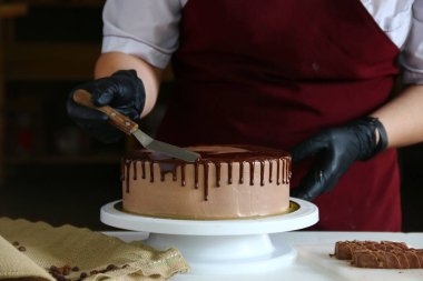Çikolatalı pasta süreci. Erimiş çikolatalı çikolatalı pasta pişirme süreci. Çikolata pişirmek için gerekli malzemeler. Yemek pişirme konsepti. Lezzetli pastayı süsleyen profesyonel bir şekerci.