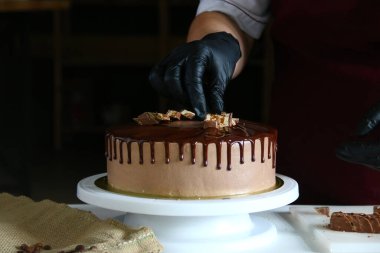 Çikolatalı pasta süreci. Erimiş çikolatalı çikolatalı pasta pişirme süreci. Çikolata pişirmek için gerekli malzemeler. Yemek pişirme konsepti. Lezzetli pastayı süsleyen profesyonel bir şekerci.