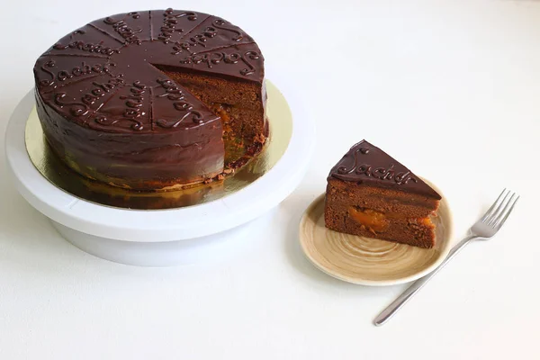 Kayısı reçelli Avusturya usulü çikolatalı tatlı vaizi. Açık renkli sırtlı çikolatalı tatlı. dilimlenmiş pasta konsepti