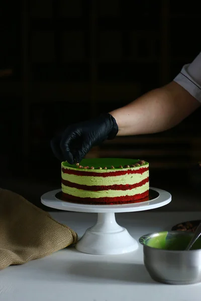 Phistachino Torta Folyamat Cukrászati Gyártmány Díszített Torta Asztalon Sötét Háton — Stock Fotó