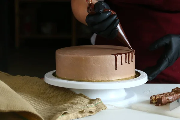 Cukrászati Folyamat Csokoládé Torta Asztalon Folyamat Díszítő Torta Folyékony Csokoládéval — Stock Fotó