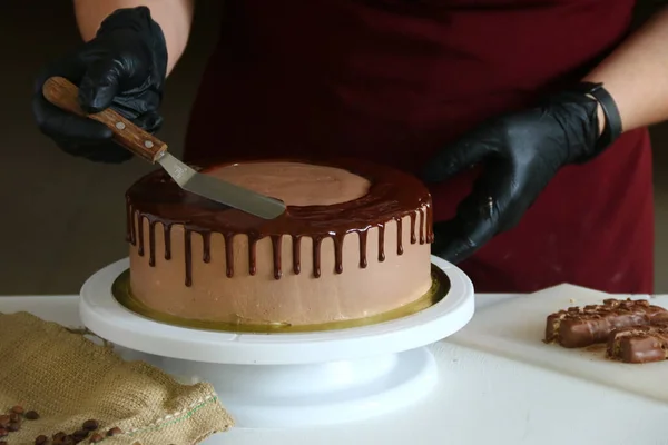 Çikolatalı pasta süreci. Erimiş çikolatalı çikolatalı pasta pişirme süreci. Çikolata pişirmek için gerekli malzemeler. Yemek pişirme konsepti. Lezzetli pastayı süsleyen profesyonel bir şekerci.