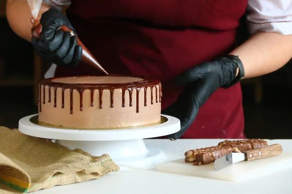 Liquid Chocolate Cake Confectioner Squeezes Liquid Chocolate Pastry Bag Cream Royalty Free Stock Photos