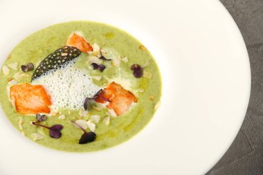 Somon balıklı yeşil balık çorbası..