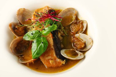 Buğulanmış midye, beyaz tabakta somon ve beyaz şarap. Klasik Fransız ya da Amerikan Lokantası aperatifi