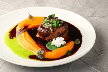 Kabak ezmeli fileminyon ve çimento sırtında beyaz tabakta mikroyeşil