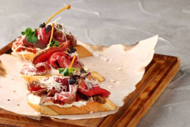 Biftek parmesanlı bruschetta ve ahşap kaplamalı mikroyeşil. Geleneksel İspanyol mezeleri. Üç tapas seti.