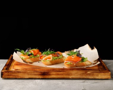 Lezzetli bruschetta ya da somonlu kanepe seçimi. Guacamole soslu somon balığı ve üstü mikroyeşil..