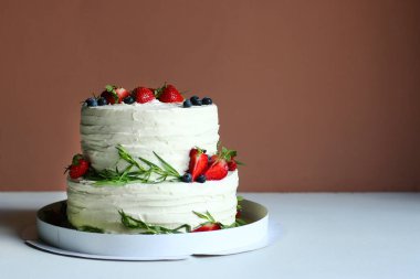 Çilekli düğün pastası. Çilekli ve böğürtlenli büyük pasta.