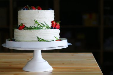 düğün ya da tatil pastası Tahta masada böğürtlen ve koyu sırt