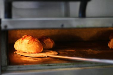 Taze yapılmış ekmek. Geleneksel tuğla fırınından. Ekmeği yakınlaştırma süreci