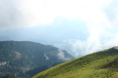 Bulutlardaki dağlar. Dağların tepesi bulutlarla çevrili. Güzel bulutlar ve sis dağ zirveleri arasında.