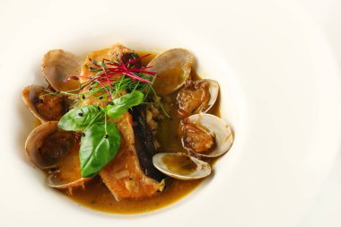 Buğulanmış midye, beyaz tabakta somon ve beyaz şarap. Klasik Fransız ya da Amerikan Lokantası aperatifi