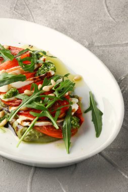 Avokadolu caprese. Çam fıstıklı sulu domates ve roka.