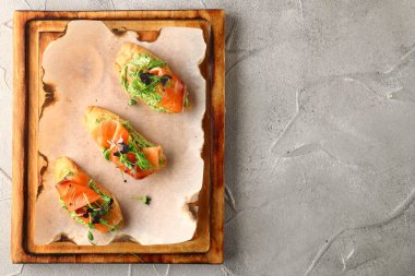 Tahta güverte manzaralı somon tostu. Sağlıklı kahvaltı ya da öğle yemeği.