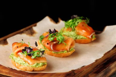 Lezzetli bruschetta ya da somonlu kanepe seçimi. Guacamole soslu somon balığı ve üstü mikroyeşil..