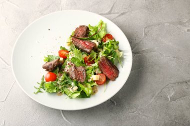 Biftek salatası ızgara biftek. Karışık salata, kirazlı domates ve taze soslu parmesan peyniri.