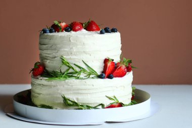 Çilekli düğün pastası. Çilekli ve böğürtlenli büyük pasta.