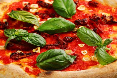 Marinara pizzası hafif beton ya da taş üstünde yakın plan