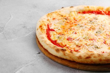 Açık beton ya da taş masaya yakın peynirli pizza..