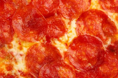 Pepperoni pizza deseni fesleğen ve kapari ile yakın plan.