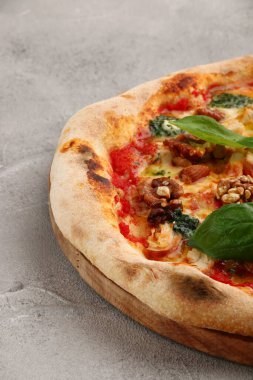 Cevizli ve tavuklu pizza. Hafif beton ya da taş masaya yakın çekim..