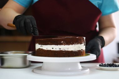 Şekerleme ve süslemeli kek..