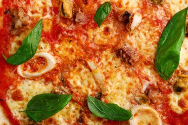 Mantarlı ve jambonlu pizza. Hafif beton ya da taş masaya yakın.