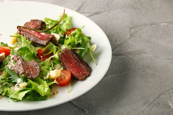 Biftek salatası ızgara biftek. Karışık salata, kirazlı domates ve taze soslu parmesan peyniri.