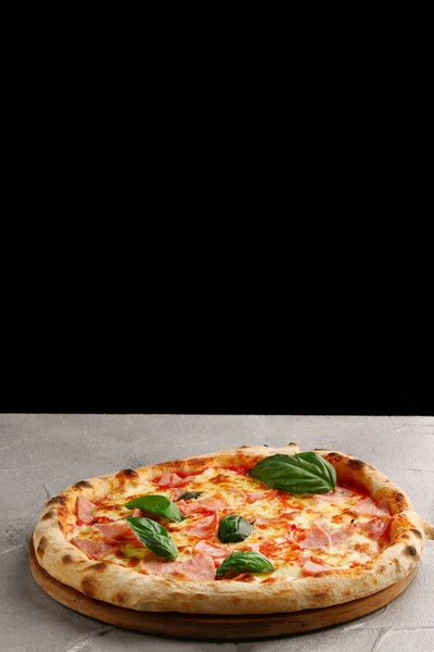 Pizza Com Presunto Queijo Concreto Leve Mesa Pedra — Fotografia de Stock