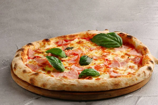 Pizza Con Prosciutto Formaggio Tavolo Cemento Pietra — Foto Stock