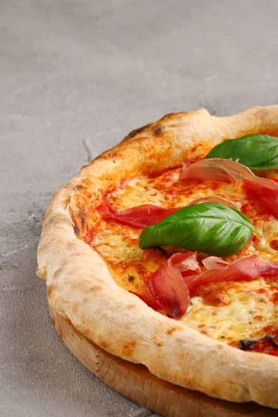 Pizza Prosciutto Con Basilico Mozzarella Primo Piano Calcestruzzo Chiaro Pietra — Foto Stock