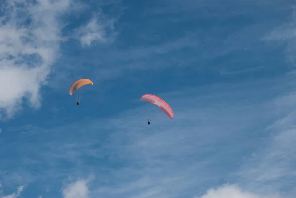 Barevné Paraglidings Proti Jasné Modré Oblohy — Stock fotografie