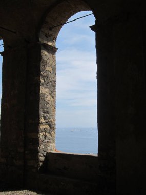 Deniz ve yelken gemi görünümü ile Orta Çağ pencere