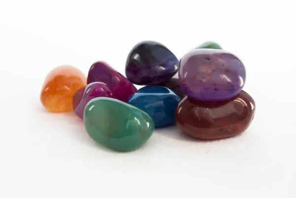 yarı değerli taşlar beyaz zemin üzerine izole