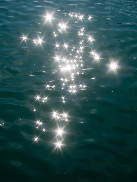 Güneş ışınları deniz suyu yıldız şeklinde yansıyan
